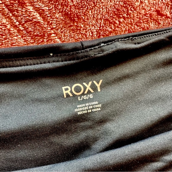 black Roxy scrunch butt bikini bottom - Picture 6 of 8